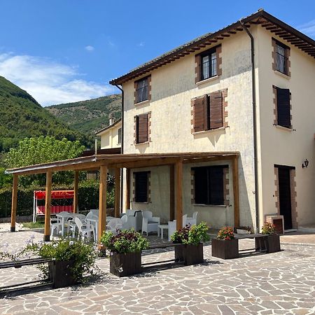 Casa Vacanze Vecchio Frantoio Residenza Leccino スポレート エクステリア 写真